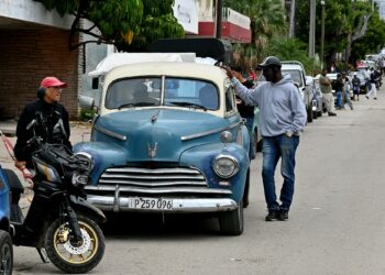 Autoilijat jonottavat polttoainetta Havannassa. Polttoainepula on yksi ensimmäisistä oireista Yhdysvaltain presidentti Donald Trumpin uusista toimista Kuubaa vastaan.