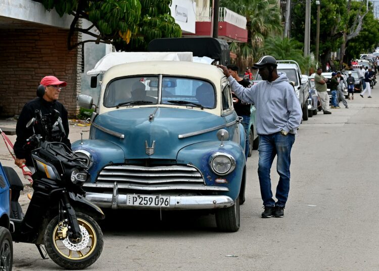 Autoilijat jonottavat polttoainetta Havannassa. Polttoainepula on yksi ensimmäisistä oireista Yhdysvaltain presidentti Donald Trumpin uusista toimista Kuubaa vastaan.