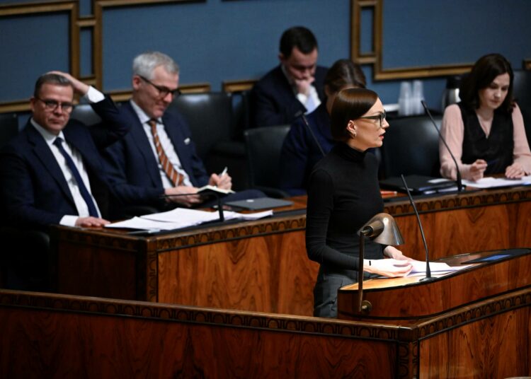 Vasemmistoliiton puheenjohtaja Minja Koskela puhui eduskunnan täysistunnossa keskiviikkona. Taustalla pääministeri Petteri Orpo (kok.), opetusministeri Anders Adlercreutz (r.), sosiaali- ja terveysministeri Wille Rydman (ps.) ja sosiaaliturvaministeri Sanni Grahn-Laasonen (kok.).