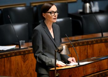 Minja Koskela piti vasemmistoliiton ryhmäpuheenvuoron keskustelussa ulko- ja turvallisuuspoliittisesta selonteosta.