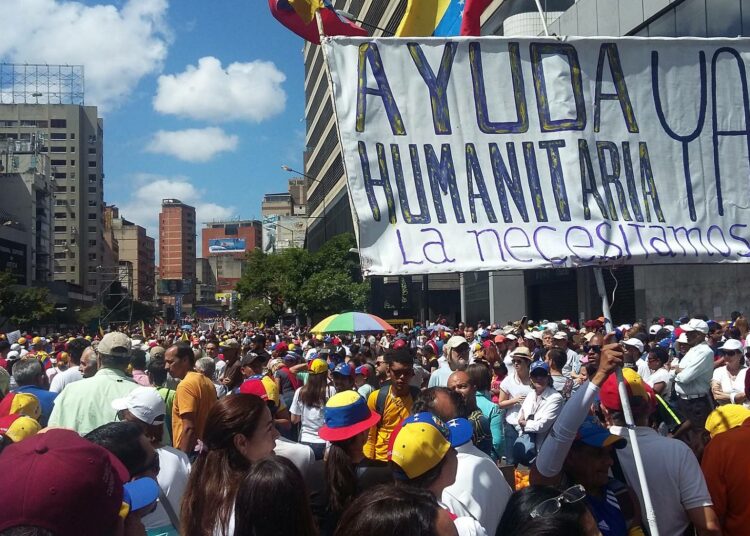 Kuvituskuvassa venezuelalaiset pyytävät humanitaarista apua vuoden 2019 kriisissä. Maanjäristys tapahtui valtiossa, joka on vuosikymmenten jatkuvien kriisien kurittama.