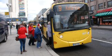 Pyrkimys palauttaa raitioliikenne on elänyt jo vuosia, mutta vastustus on vahvaa. Osa ihmisistä vannoo bussiliikenteen nimiin.