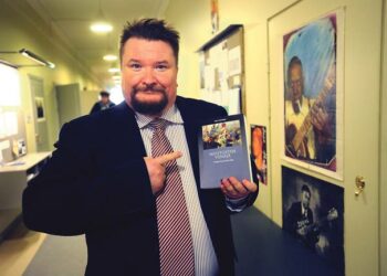 Entä jos keskiluokka lähtee talouskriisin kourissa ääriainesten kelkkaan?, kysyy Venäjän historian kirjoittanut Arto Luukkanen.