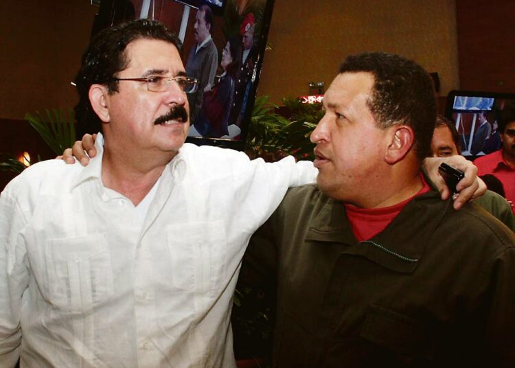 Hondurasin syrjäytetty presidentti Manuel Zelaya (vas.) saapui maanantaina Costa Ricasta Nicaraguaan, jossa hän tapasi mm. Venezuelan presidentti Hugo Chávezin.