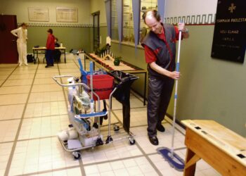 Julkisen sektorin liikkeenluovutuksissa tyypillinen luovutettava työntekijä on siivooja. Asko Räsänen siivosi Kallion ala-asteen koulua vuonna 2006.
