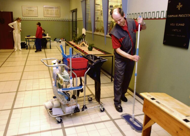 Julkisen sektorin liikkeenluovutuksissa tyypillinen luovutettava työntekijä on siivooja. Asko Räsänen siivosi Kallion ala-asteen koulua vuonna 2006.