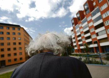 Yksinäisyys vaivaa monia vanhuksia, pahoittelee kirjoittaja.