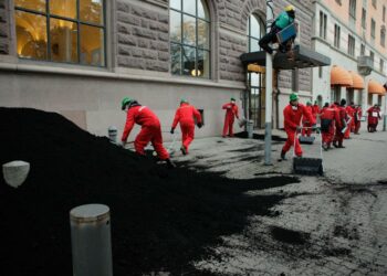 Greenpeace yllätti Ruotsin pääministerin keskiviikkoaamuna reilulla lastilla saksalasita ruskohiiltä.