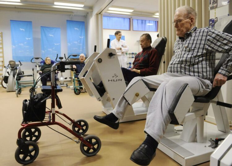 Työryhmä selvitti kuntoutuslaitosten tilannetta. Kuvassa veteraanit Unto Rautiainen ja Kauno Tienhaara ovat Oulunkylän kuntoutussairaalassa.