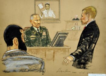 Omar Khadr (vas.) on syytettynä Guantánamon sotilastuomioistuimessa. Eversti "W" (oik.) antaa todistajanlausuntoaan. Oikeussalipiirtäjä Janet Hamlinin kuva on viime torstailta 12.8.
