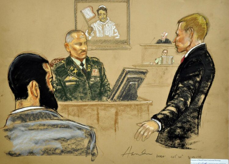 Omar Khadr (vas.) on syytettynä Guantánamon sotilastuomioistuimessa. Eversti "W" (oik.) antaa todistajanlausuntoaan. Oikeussalipiirtäjä Janet Hamlinin kuva on viime torstailta 12.8.