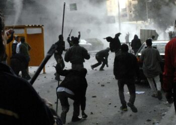 Mubarakia kannattavan väkivaltaisen joukkion torstainen hyökkäys mielenosoittajien kimppuun oli valtiollisen lehdistön mukaan hetki, jolloin ”todellinen Egyptin kansa rikkoi hiljaisuuden”.
