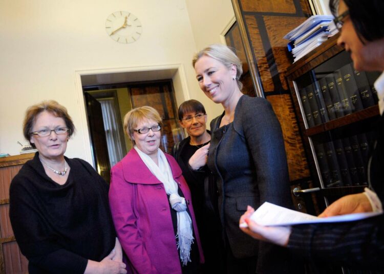 Oppositio jätti hallitukselle välikysymyksen kasvavista tuloeroista ja verotuksesta tammikuussa. Vas. Leena Rauhala (kd.), Annika Lapintie (vas.), Pirkko Ruohonen-Lerner (ps.) ja Jutta Urpilainen (sd.) ja vanhempi eduskuntasihteeri Maija-Leena Paavola.