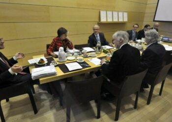 Portugali-työryhmä kokoontui tiistaina eduskunnan Pikkuparlamentissa Kimmo Sasin (vas.) vetämänä.
