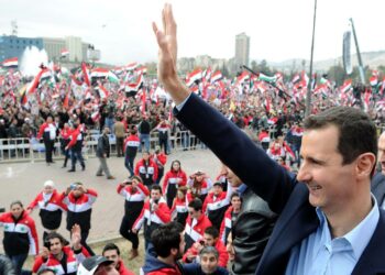 Syyrian presidentti Bashar al-Assad kannattajiensa parissa tammikuussa. Yöllä julkistetussa Amnestyn raportissa on dokumentoitu hänen hallintonsa räikeitä ihmisoikeusloukkauksia.