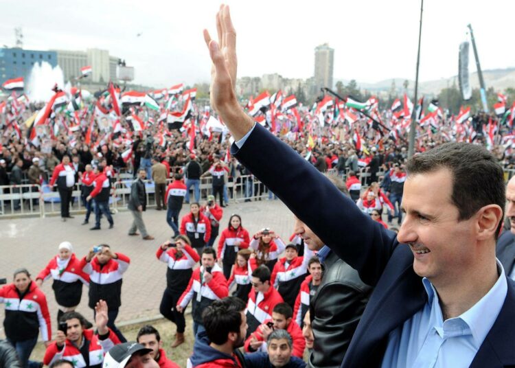 Syyrian presidentti Bashar al-Assad kannattajiensa parissa tammikuussa. Yöllä julkistetussa Amnestyn raportissa on dokumentoitu hänen hallintonsa räikeitä ihmisoikeusloukkauksia.