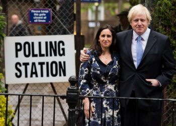 Lontoossa konservatiivien Boris Johnson (oik.) yrittää uusia pormestarinpaikkansa. Lontoon tuloksia odotetaan vasta perjantai-iltana.
