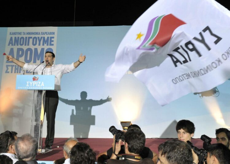 Syrizan puheenjohtaja Alexis Tsipras puhumassa puolueen vaalitilaisuudessa Ateenassa torstaina.