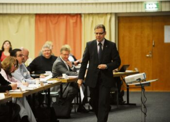 Lauri Lyly aloitti SAK:n valtuuston kokouksen yllätyksellä.