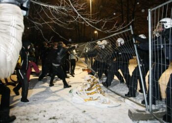 Poliisi ja kiakkovieraat ottivat yhteen Tampere-talon lähellä olevalla mellakka-aidalla itsenäisyyspäivänä.