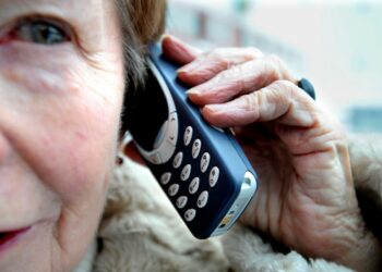 75–89-vuotiaista suomalaisista 90 prosentilla on matkapuhelin, mutta vain kolmanneksella internet-yhteys käytössään.
