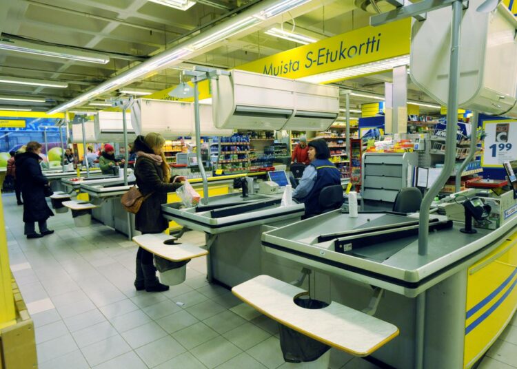 Esimerkiksi kaupan kassoilla työskentelevät joutuvat joskus turvautumaan toimeentulotukeen elantonsa turvaamiseksi, perustelee Hanna Sarkkinen minimituntipalkan tarvetta.