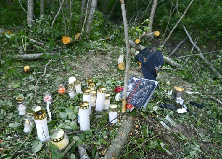 Kynttilöitä ja ruusuja Toholammilla onnettomuuspaikalla lauantaina 5. heinäkuuta 2014. Ulosajo vaati neljän nuoren hengen.