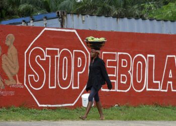 Seinämaalaus Liberian pääkaupungissa Monroviassa kehottaa pysäyttämään Ebolan.