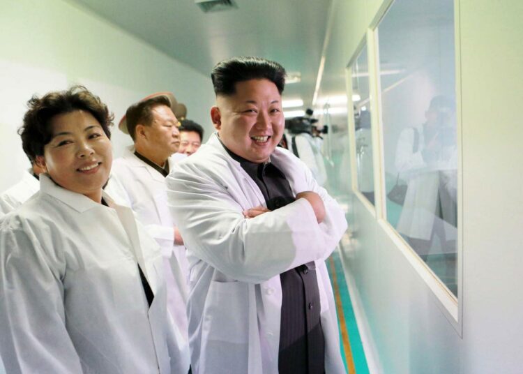 Pohjois-Korean uutistoimiston välittämässä kuvassa Kim Jong Un on tutustumassa lääketehtaaseen.