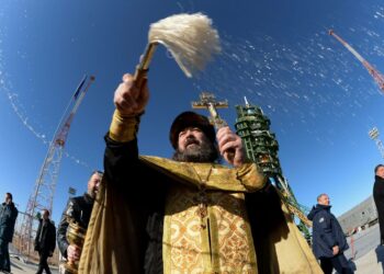 Venäläinen ortodoksipappi siunaamassa Sojuz-avaruusalusta Baikonurin avaruuskeskuksessa Kazakstanissa toissa lauantaina.