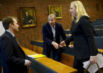 Arviointineuvoston puheenjohtaja Roope Uusitalo (vas.) ja arvioiointineuvoston raporttia talouspolitiikasta kommentoimaan saapuneet Kataisen hallituksen valtiovarainministeri Jutta Urpilainen ja professori Sixten Korkman.