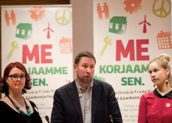Piia Lohikoski, Paavo Arhinmäki ja Hanna Sarkkinen vasemmistoliiton puoluevaltuuston kokouksen tiedotustilaisuudessa lauantaina.