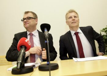 Keskustan puheenjohtaja Juha Sipilä ja eduskuntaryhmän puheenjohtaja Kimmo Tiilikainen esittelivät puolueen talous- ja työllisyyslinja. Keskusta haluaa jäädyttää valtion menot reaalisesti vuoden 2014 tasolle.