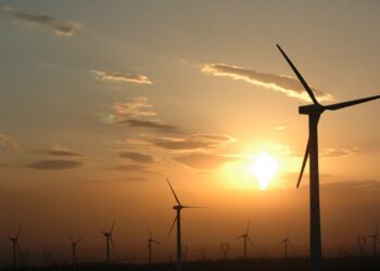 Tuulivoimaloita Xinjiangissa. Kiina sijoitti viime vuonna uusiutuvaan energiaan eniten maailmassa.