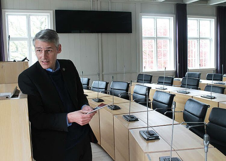 Vasemmistopuolue Tjóðveldin puheenjohtaja Høgni Hoydal Färsaarten parlamenttitalossa.