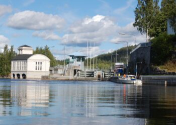 Vajaan vuosikymmenen ajan myös puunuittoa palvellut kanava on nykyisin vain veneilijöiden käytössä. Kuva Vaajakosken sululta.
