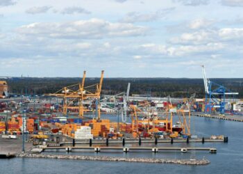 Viestit Suomen taloudesta ovat ristiriitaisia. Erityisesti pankkiekonomistit synkistelevät, mutta tuore selvitys nostaa Suomen talouden Euroopan dynaamisimmaksi. Kuva Vuosaaren satamasta.