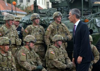 Naton pääsihteeri Jens Stoltenberg tervehti viime viikolla Saksasta Unkariin Naton harjoituksiin matkalla olleita sotilaita.