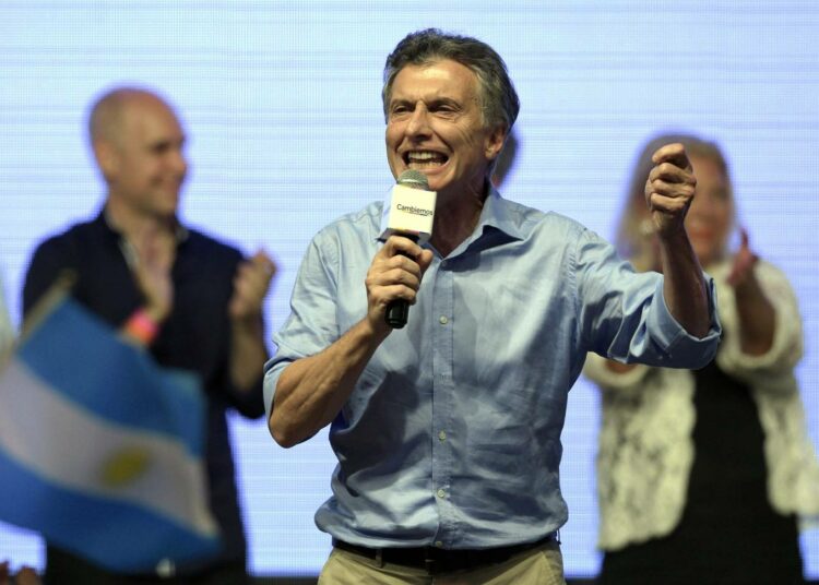 Mauricio Macri puhui kannattajilleen sunnuntaina Buenos Airesissa alustavien vaalitulosten tultua.