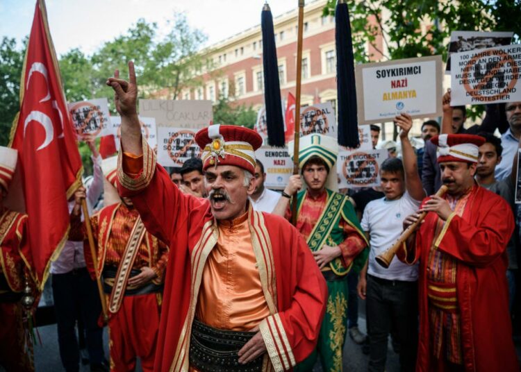 Turkkilaiset nationalistit osoittivat mieltään Saksaa vastaan viime viikon torstaina, Saksan liittopäivien tehtyä armenialaisten kansanmurhaa koskevan päätöksen.