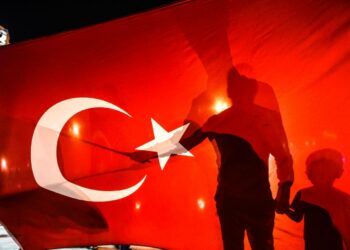 Presidentti Recep Tayyip Erdoganin kannattajia Istanbulin Taksimin aukiolla lauantaina epäonnistuneen vallankaappausyrityksen jälkeen.