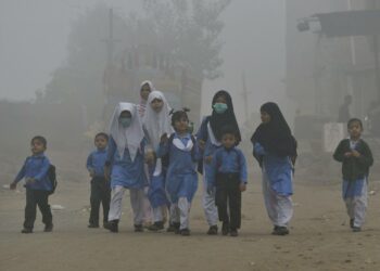 Lapsia menossa kouluun Lahoressa viime viikon maanantaina, jolloin ilman laatu alkoi vakavasti huonontua.