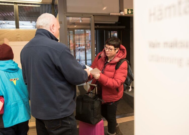 Merja Kyllönen kävi äänestämässä Helsingin Hakaniemessä.