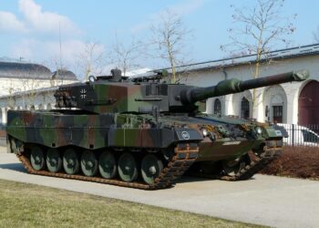 Leopard 2 -panssarivaunu Saksan Bundeswehrin väreissä.
