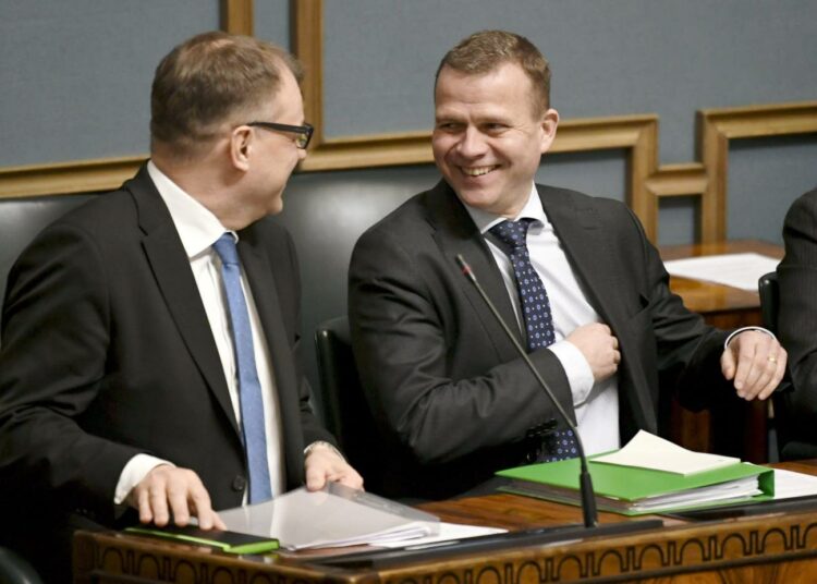 Hallituksen voimakaksikko - Sipilä ja Orpo - eduskunnan suullisella kyselytunnilla maaliskuussa.