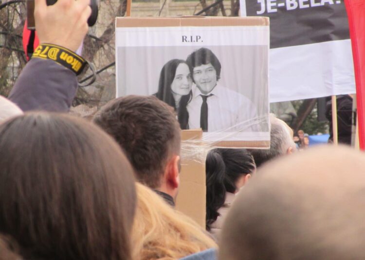 Tuhannet ihmiset osallistuivat mielenosoituksiin Slovakian pääkaupungissa Bratislavassa sen jälkeen, kun tutkiva toimittaja Ján Kuciak ja hänen kihlattunsa Martina Kušnírová oli ammuttu helmikuun lopulla.