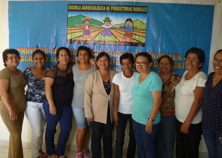 Rosa Rojas (toinen oik.) osallistui muiden perulaisten naisviljelijöiden kanssa Flora Tristán -naiskeskuksen järjestämään luomuviljelykoulutukseen.