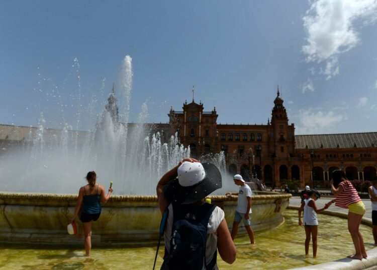 Tankin toiminta keskittyy alkuvaiheessa kolmeen teemaan: vaatteisiin, ruokaan ja matkustukseen. Kuvassa turisteja Sevillassa, Espanjassa.