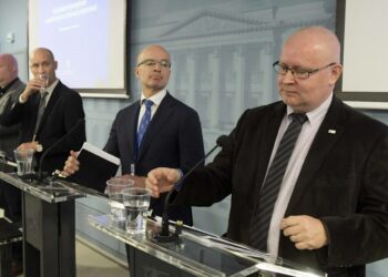 Työministeri Jari Lindström esitteli kolmen työ- ja elinkeinoministeriön virkamiehen kanssa irtisanomislakiesitystä tiistaina.