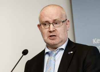 Työministeri Jari Lindström on ehtinyt useampaan otteeseen esitellä hallituksen irtisanomislakiesitystä. Ensin sen piti koskea alle 20 hengen, sitten alle 10 hengen ja nyt yritysten  henkilömäärä on poistettu lakiesityksestä.